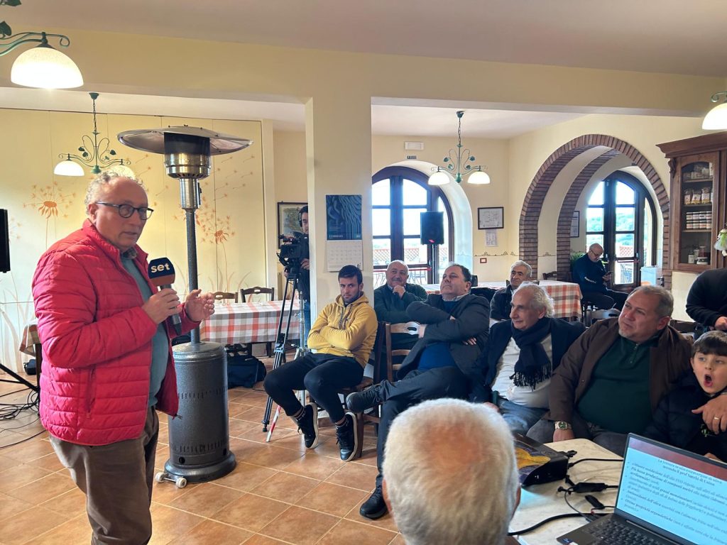 Agriturismo La Petrosa, scambio di esperienze tra i partecipanti alla GIORNATA DIMOSTRATIVA 
E DI SCAMBIO TRA OPERATORI BIOLOGICI, CONSUMATORI, AMMINISTRATORI LOCALI, 
SULLE TEMATICHE DELLA FILIERA CORTA E DELLE MENSE BIOLOGICHE. Intervento del Dott. Giuseppe Scarano
