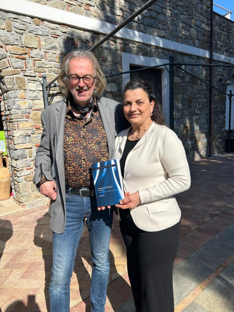 Il Il Prof. Ove Jakobsen mostra alla Presidente del Bio-Distretto Cilento Anna Nigro il suo librosull'economia trasformativa ecologica