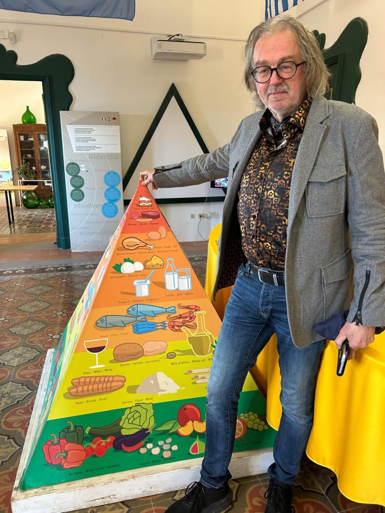 Il Prof. Ove Jakobsen vicino alla Piramide alimentare, presso l'Ecomuseo della Dieta Mediterranea a Pioppi