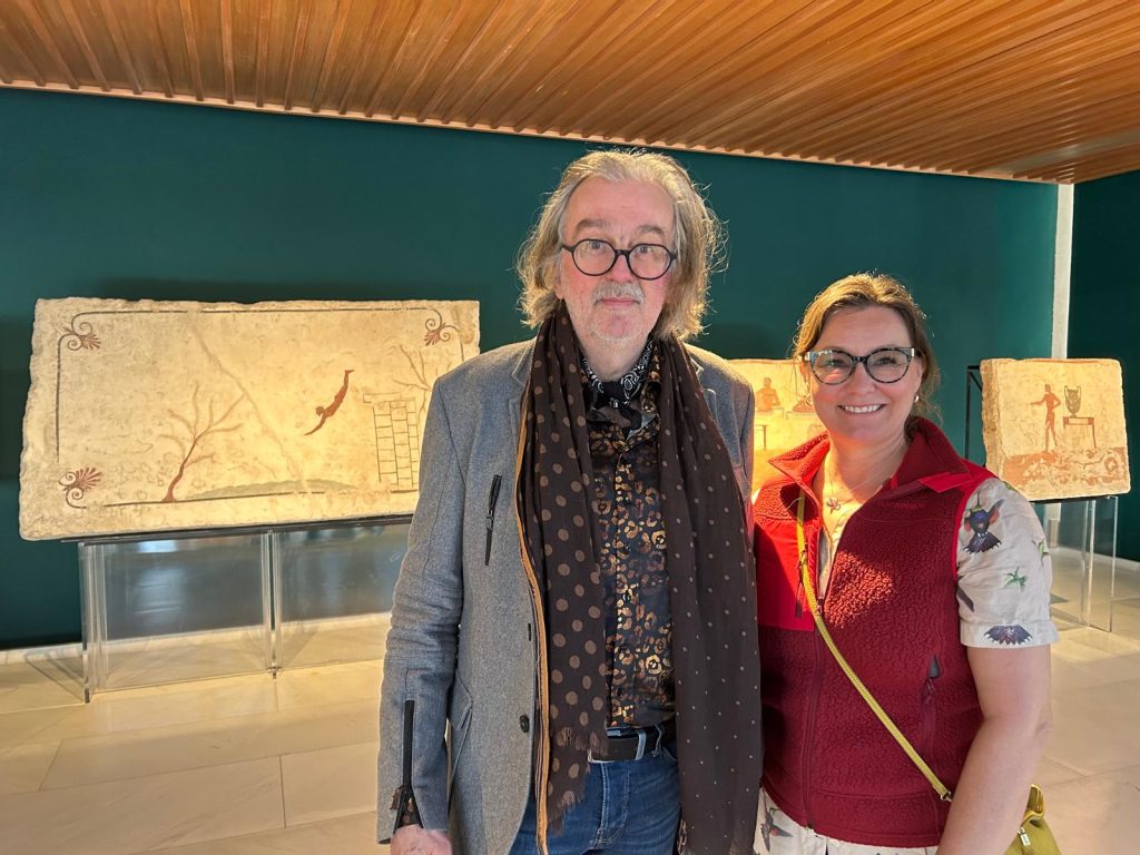 Il Prof. Ove Jakobsen e la Prof.ssa Vivi Marie Lademoe Storsletten davanti alla lastra della tomba del tuffatore