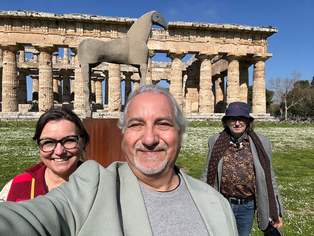 Il Prof. Ove Jakobsen e la Prof.ssa Vivi Marie Lademoe Storsletten con Salvatore Basile nel Parco archeologico di Paestum